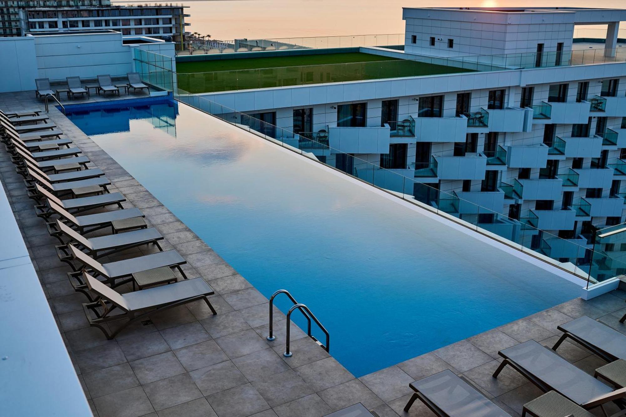 Crystal Beach - Infinity Pool & Spa Resort Năvodari Exterior foto