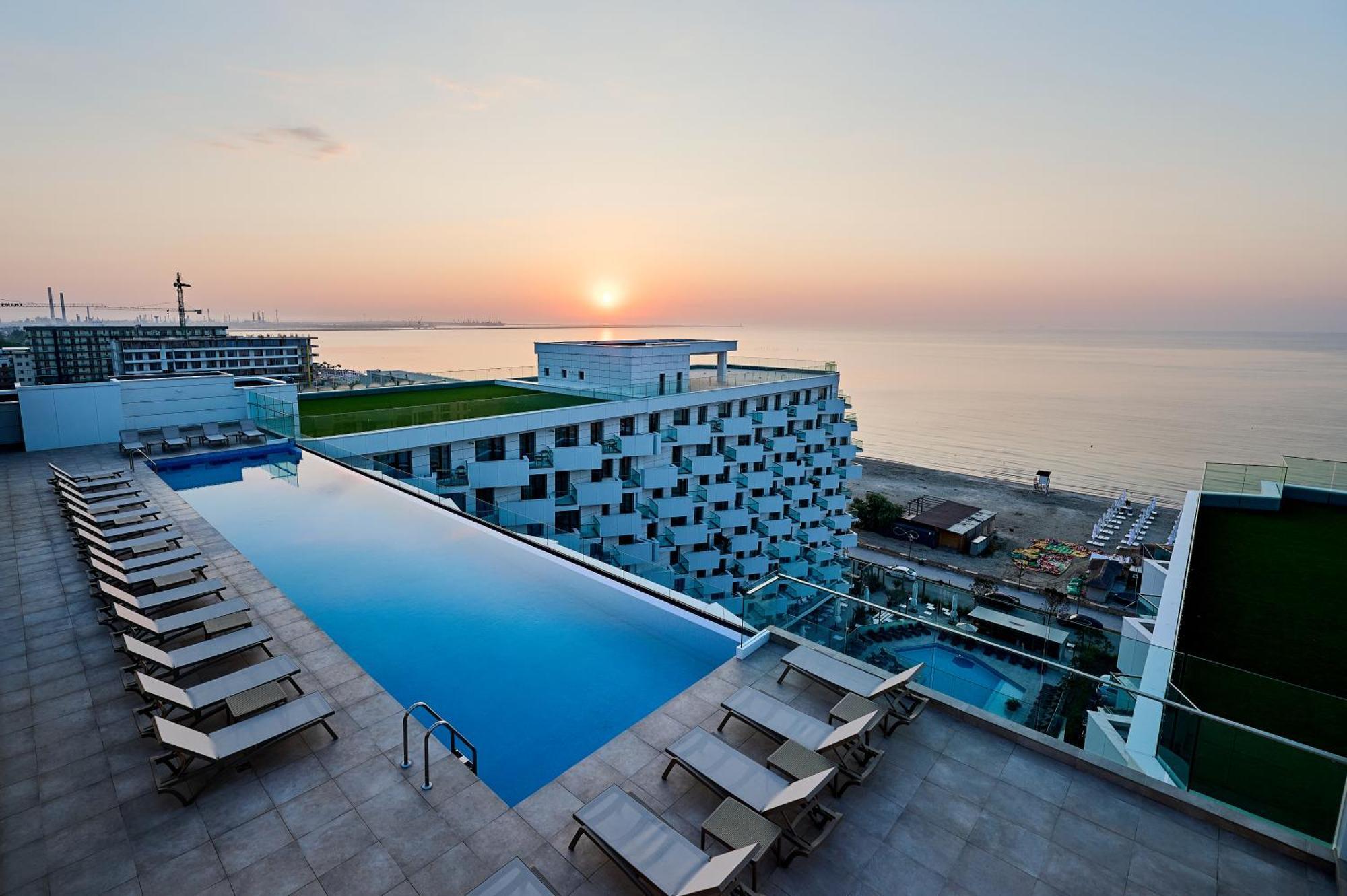 Crystal Beach - Infinity Pool & Spa Resort Năvodari Exterior foto