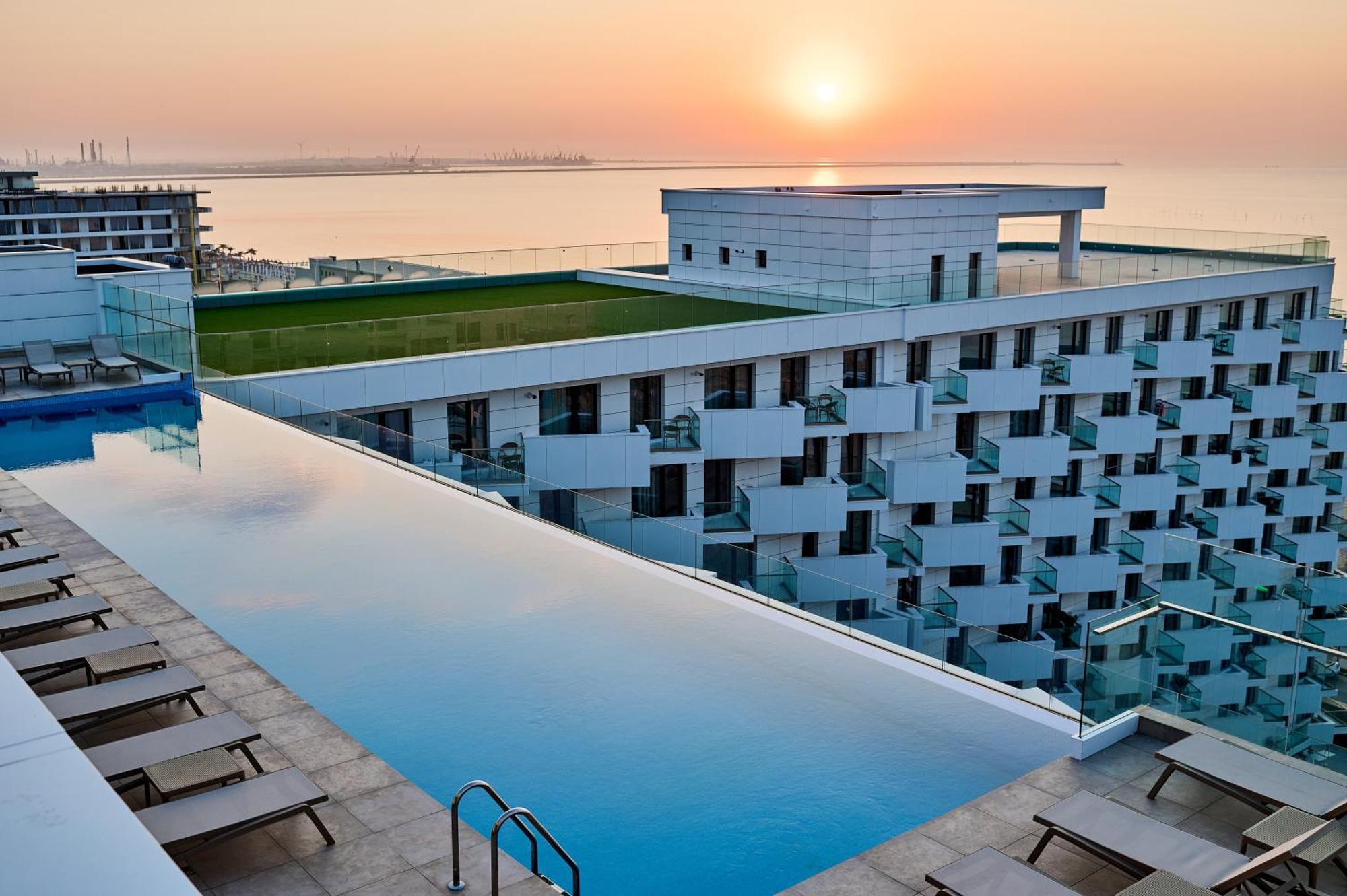 Crystal Beach - Infinity Pool & Spa Resort Năvodari Exterior foto