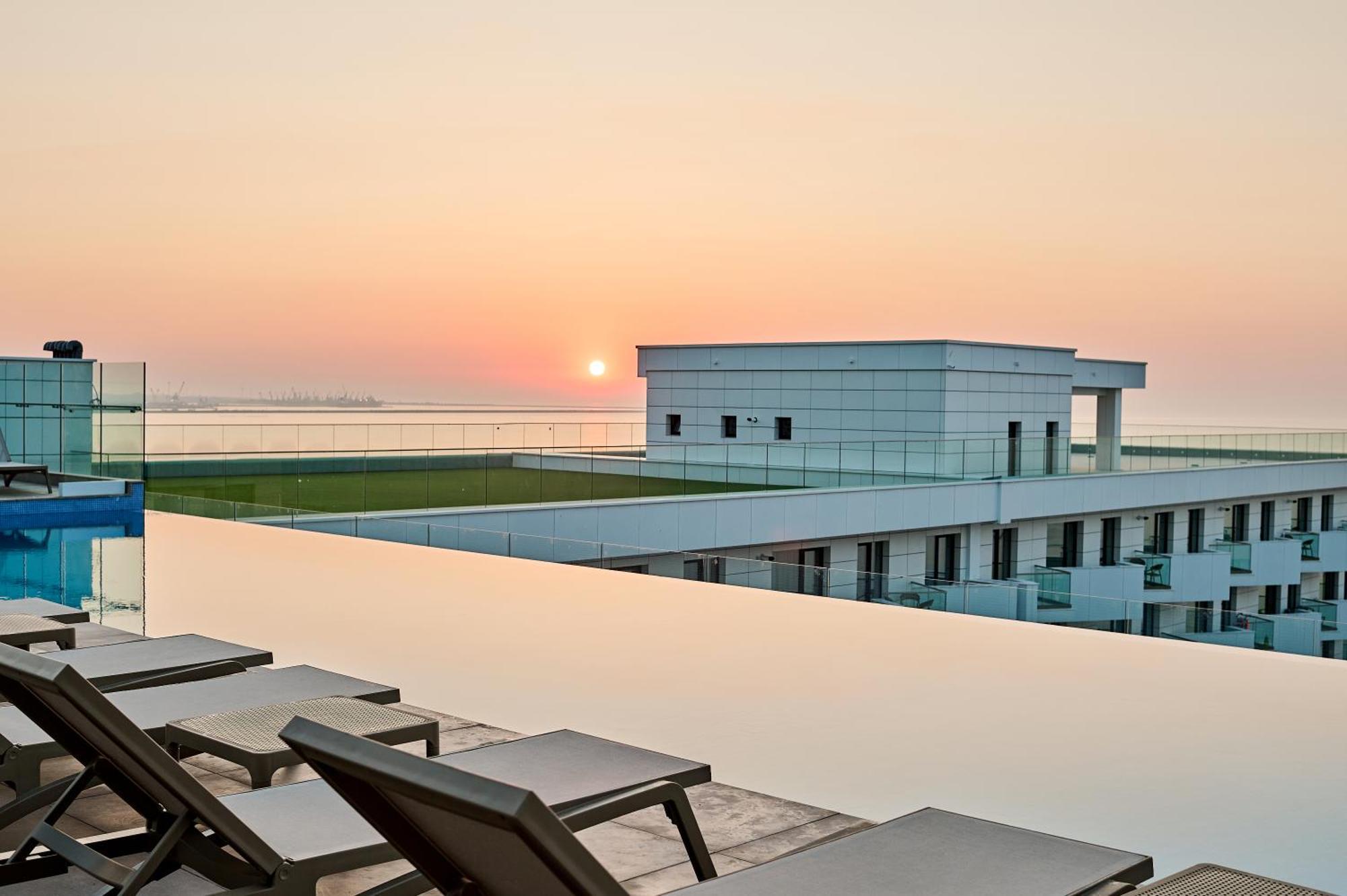Crystal Beach - Infinity Pool & Spa Resort Năvodari Exterior foto